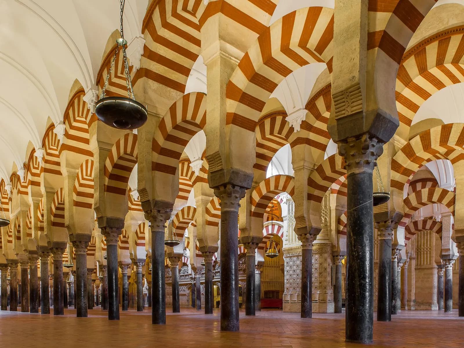 Arcos bicolores y columnas de la sala de oración de la Mezquita-Catedral