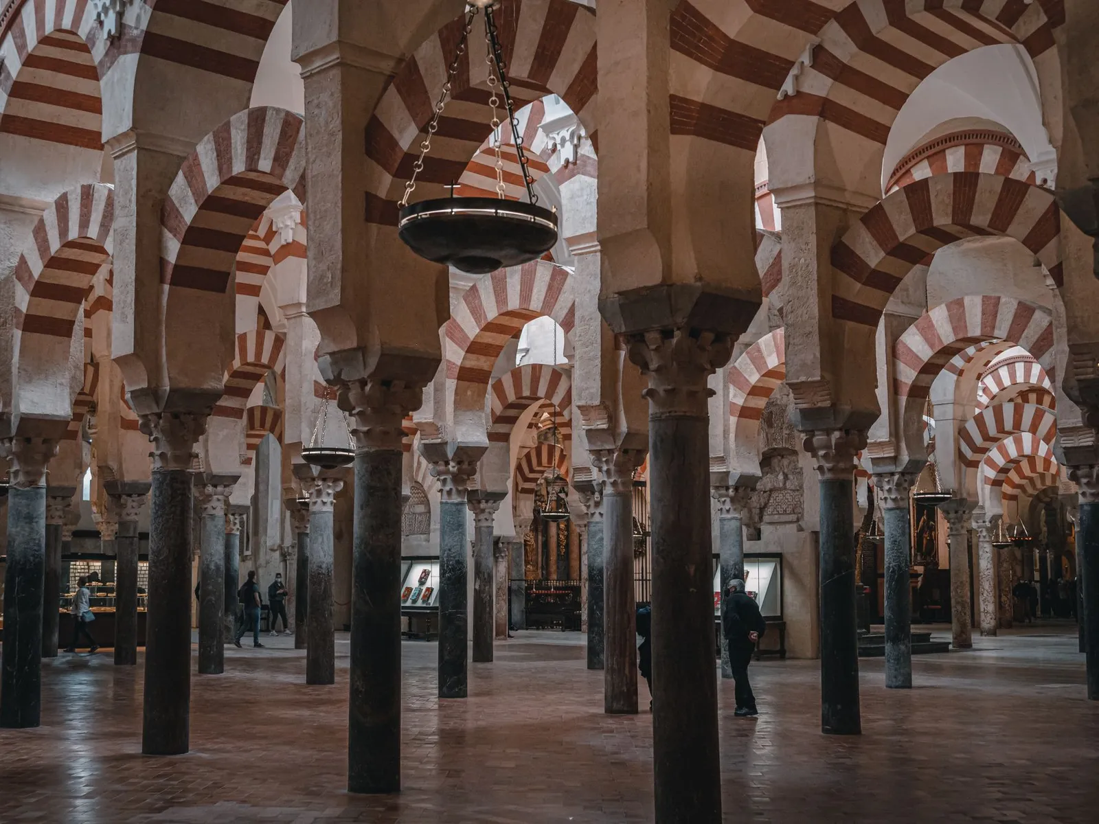 Visitantes entre las columnas y arcos bicolores de la Mezquita-Catedral de Córdoba