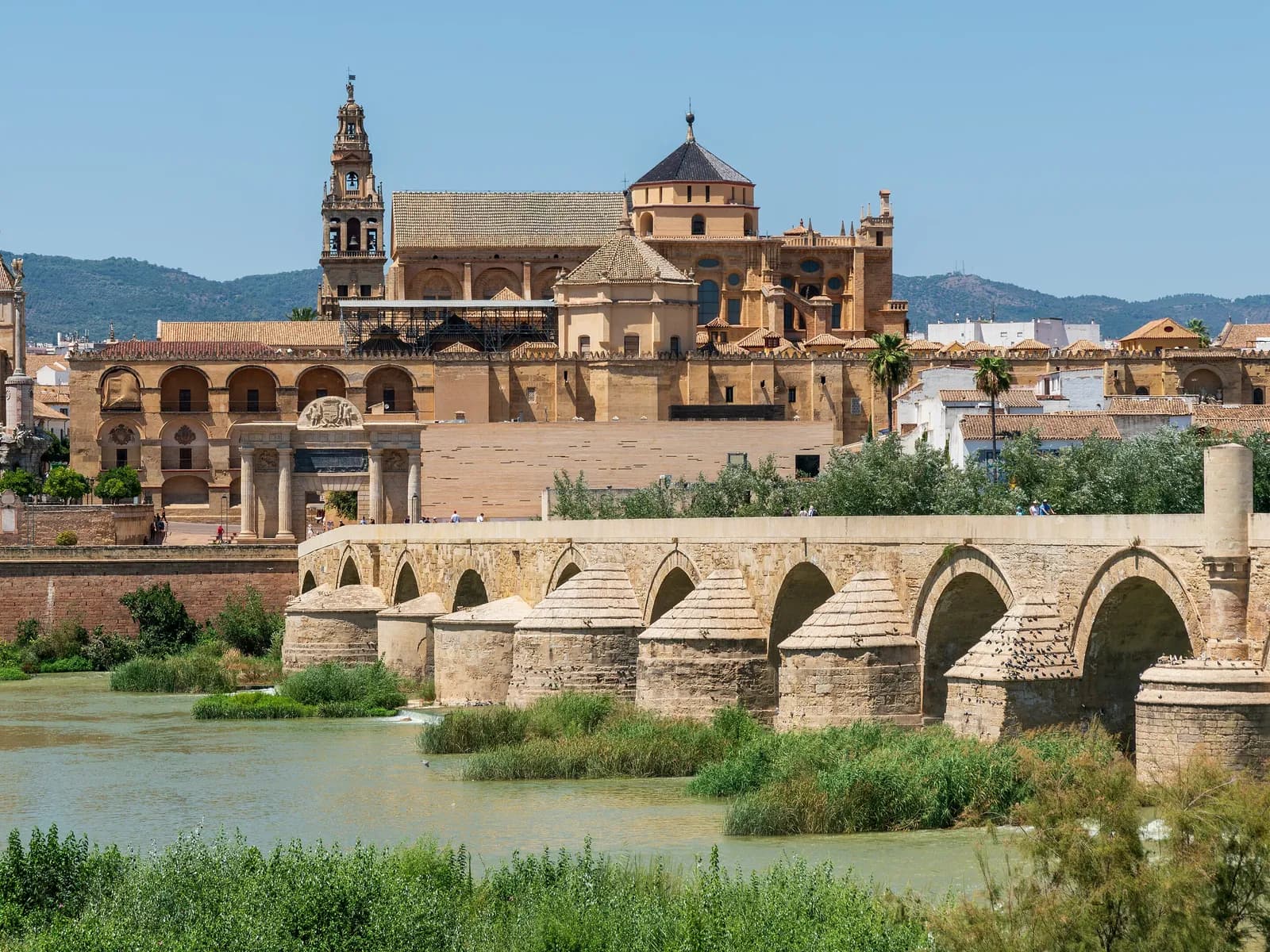 La Mezquita-Catedral junto al Guadalquivir