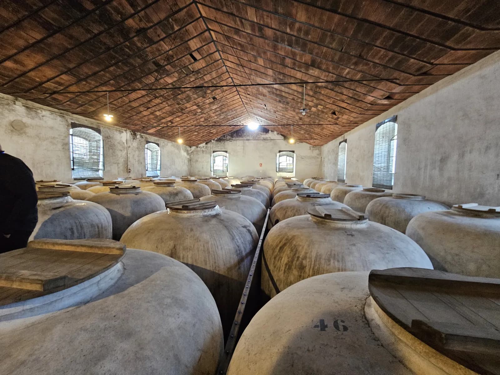 Nave de bodega en Montilla con grandes tinajas de barro