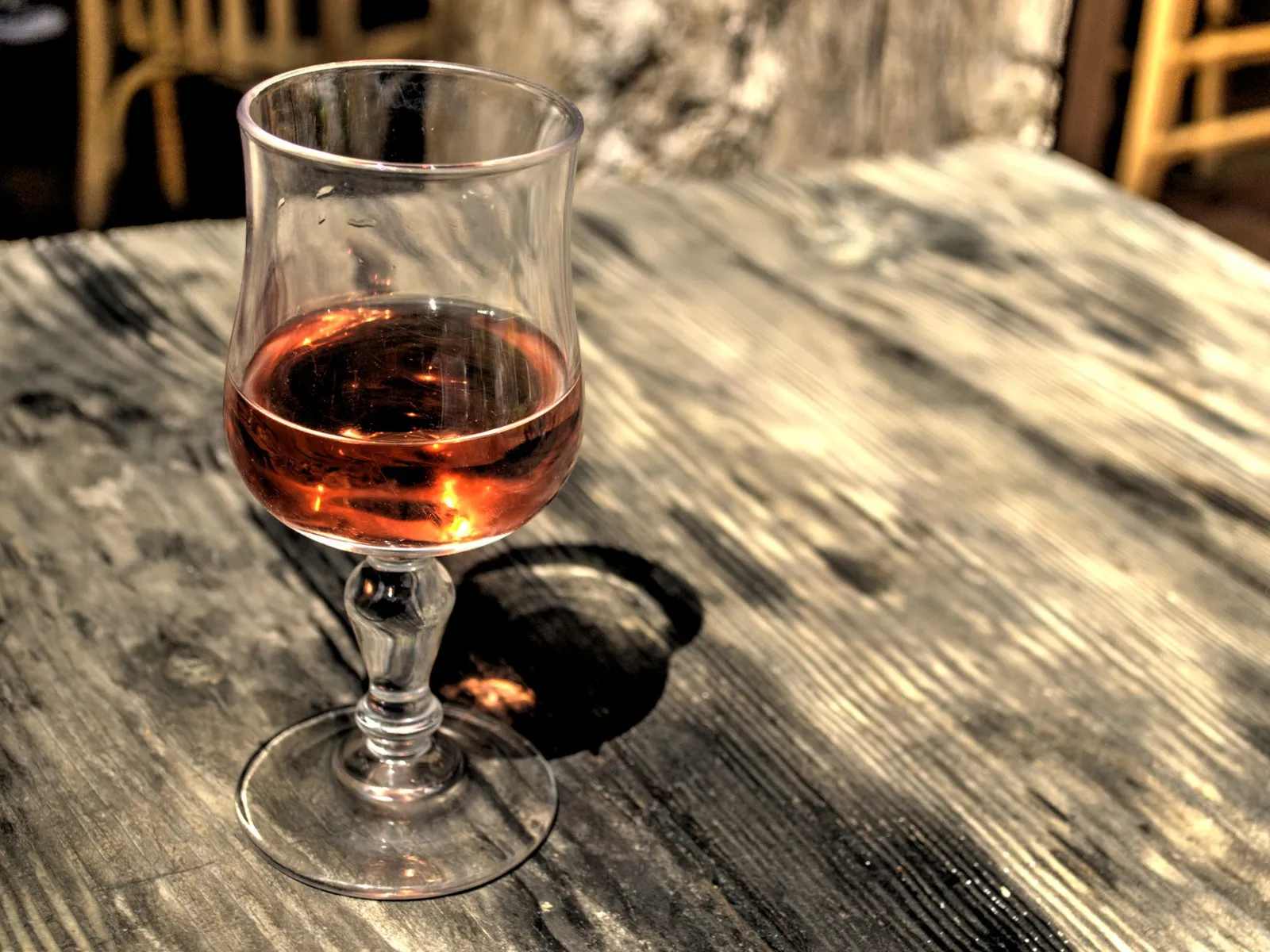 Copa de vino generoso sobre una mesa de madera