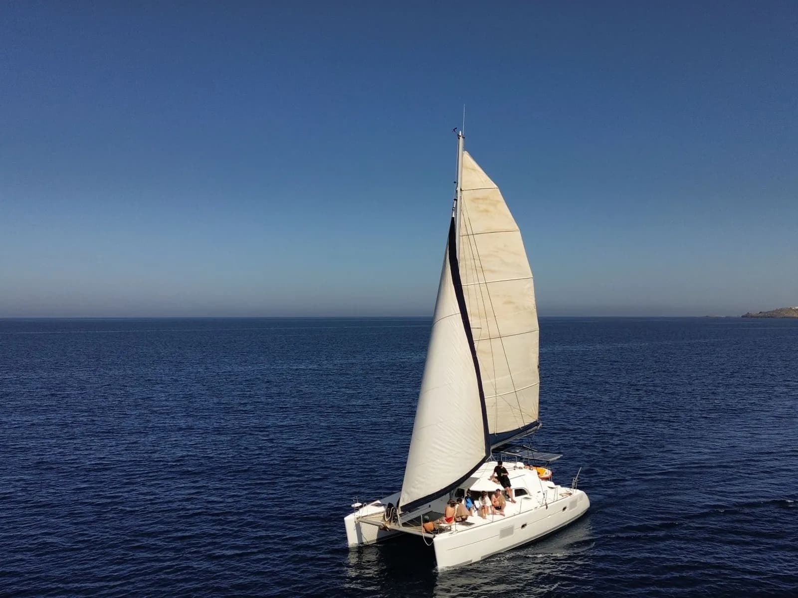 Catamarán navegando a vela en mar abierto