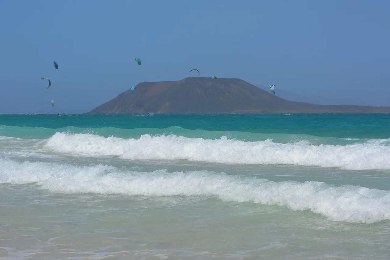 Catamarán fondeado frente a la Isla de Lobos