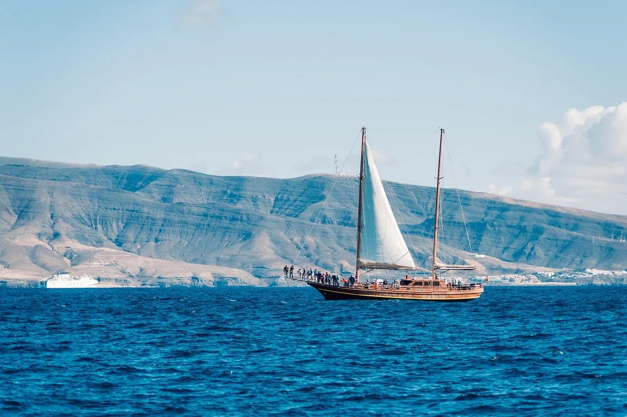 Catamarán navegando frente a la costa de Jandía