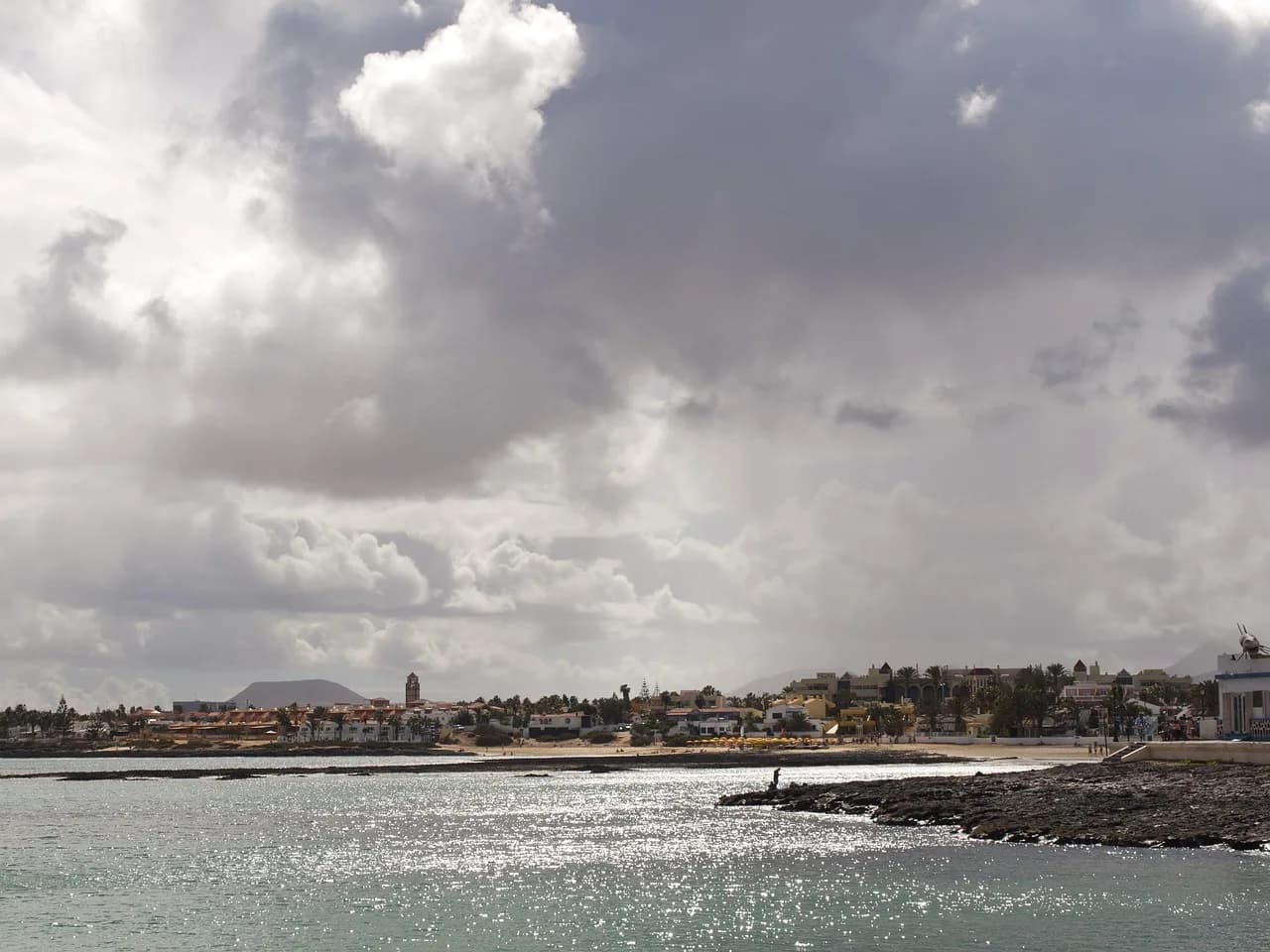 Calle del casco antiguo de Corralejo junto al mar