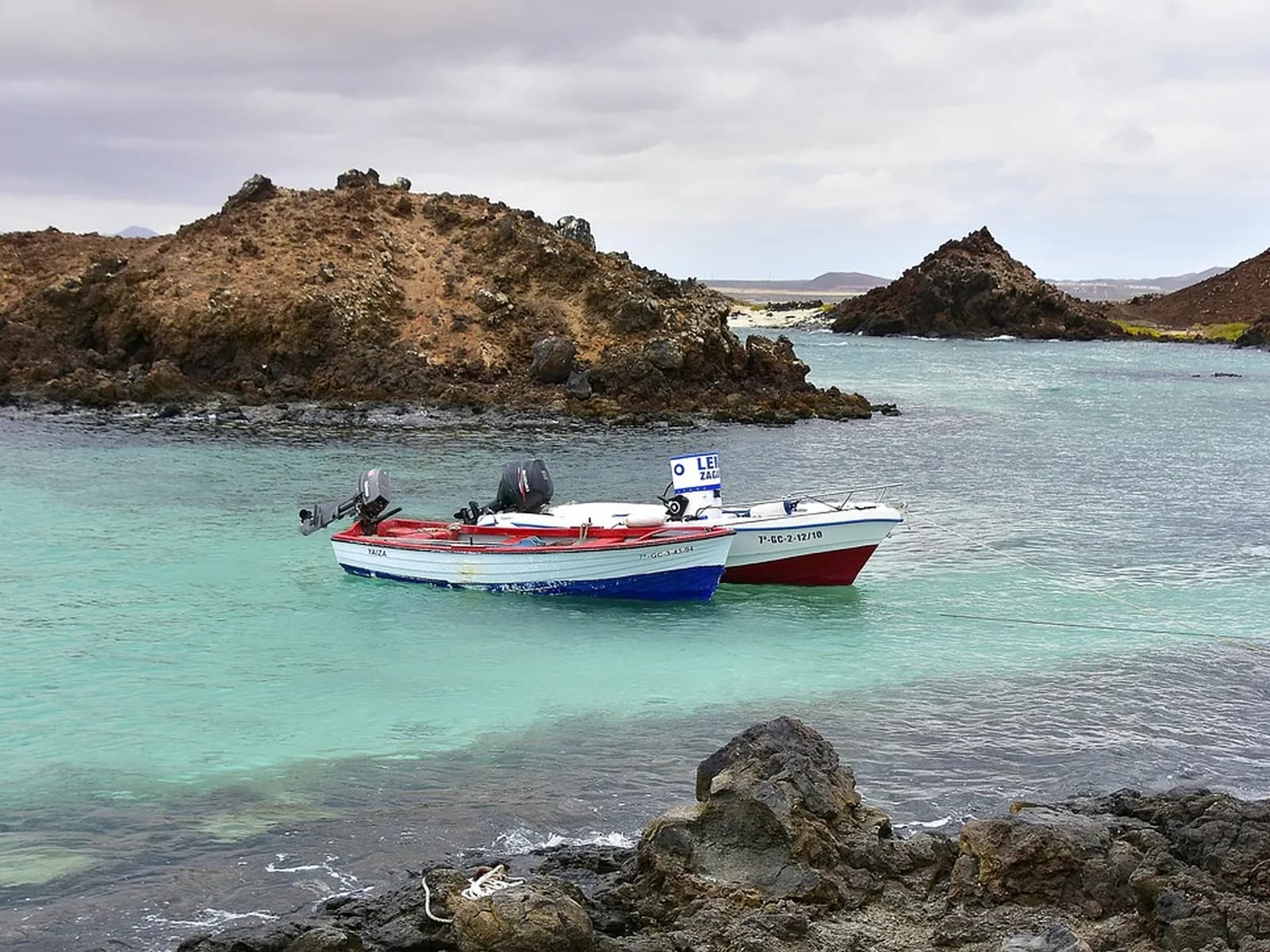 Barcas en las aguas turquesas de la Isla de Lobos