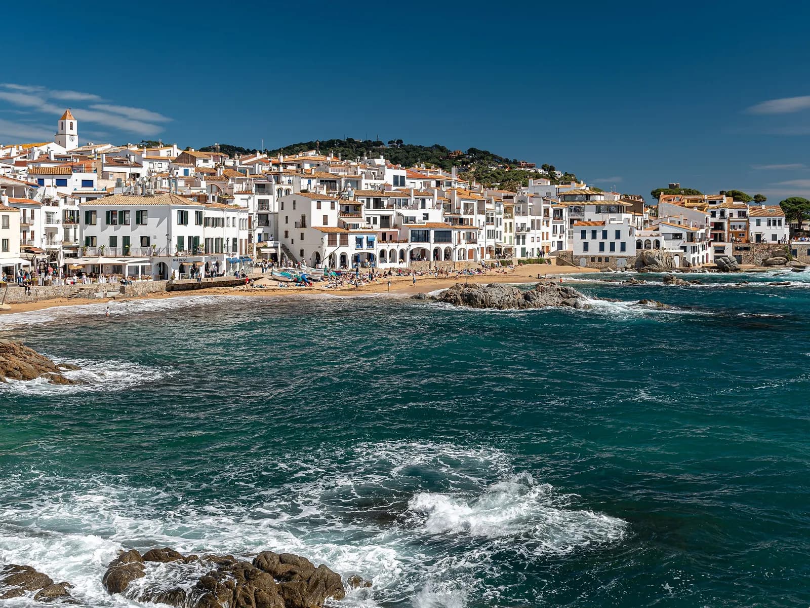 Casas blancas de Calella de Palafrugell frente al mar