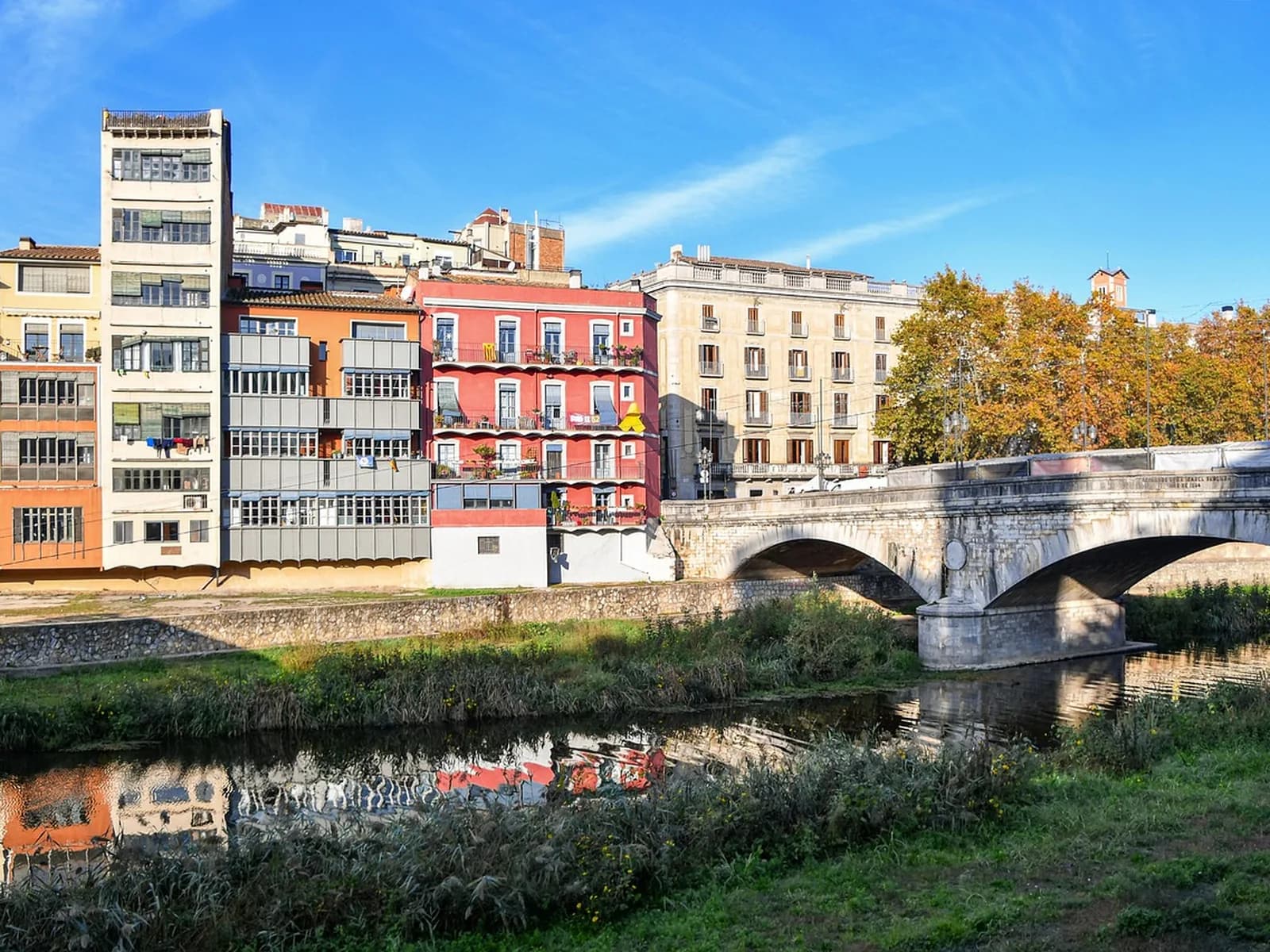 Casas de colores sobre el río Onyar en Girona