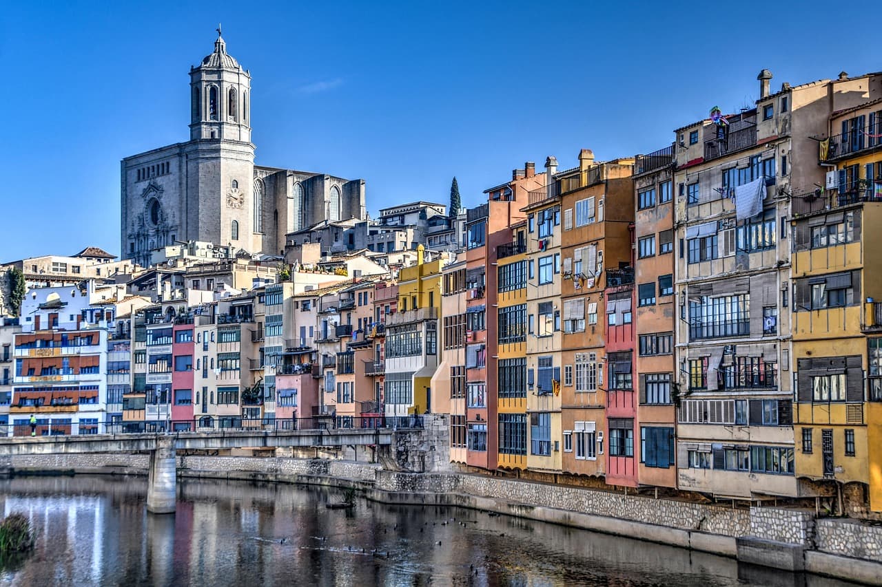 Las casas de colores del Oñar y la Catedral de Girona