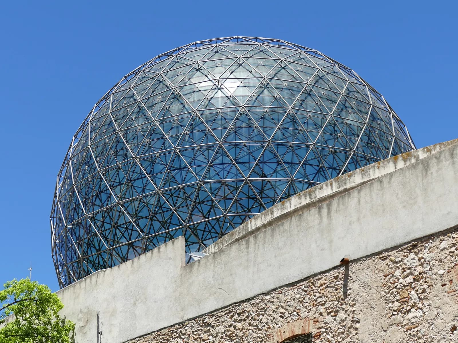 Cúpula geodésica de cristal del Teatro-Museo Dalí en Figueres