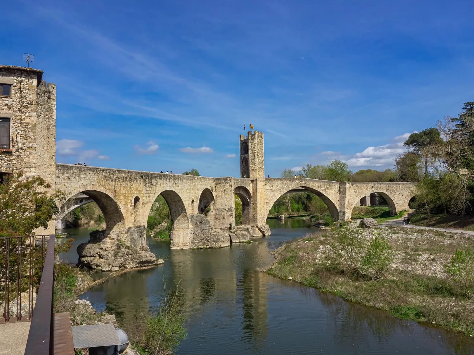 Puente románico de Besalú sobre el río Fluvià