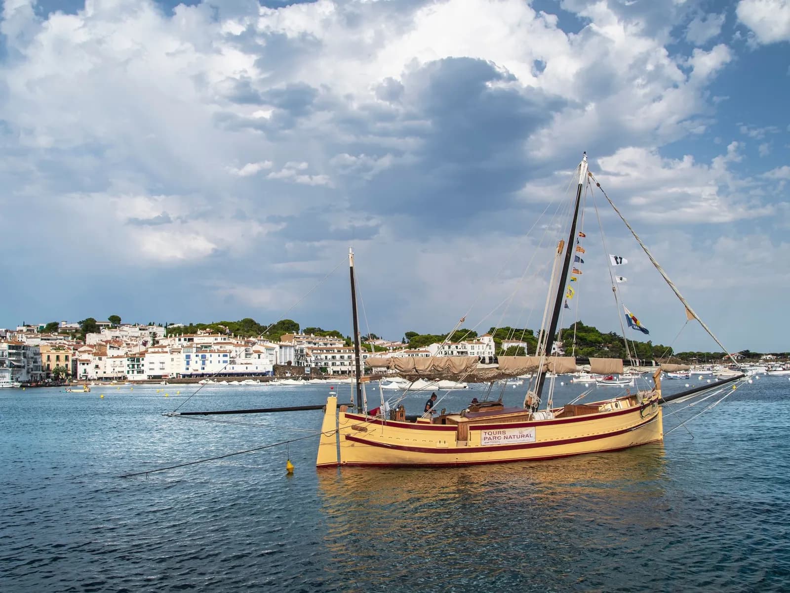 Barca tradicional de vela latina fondeada en la bahía de Cadaqués