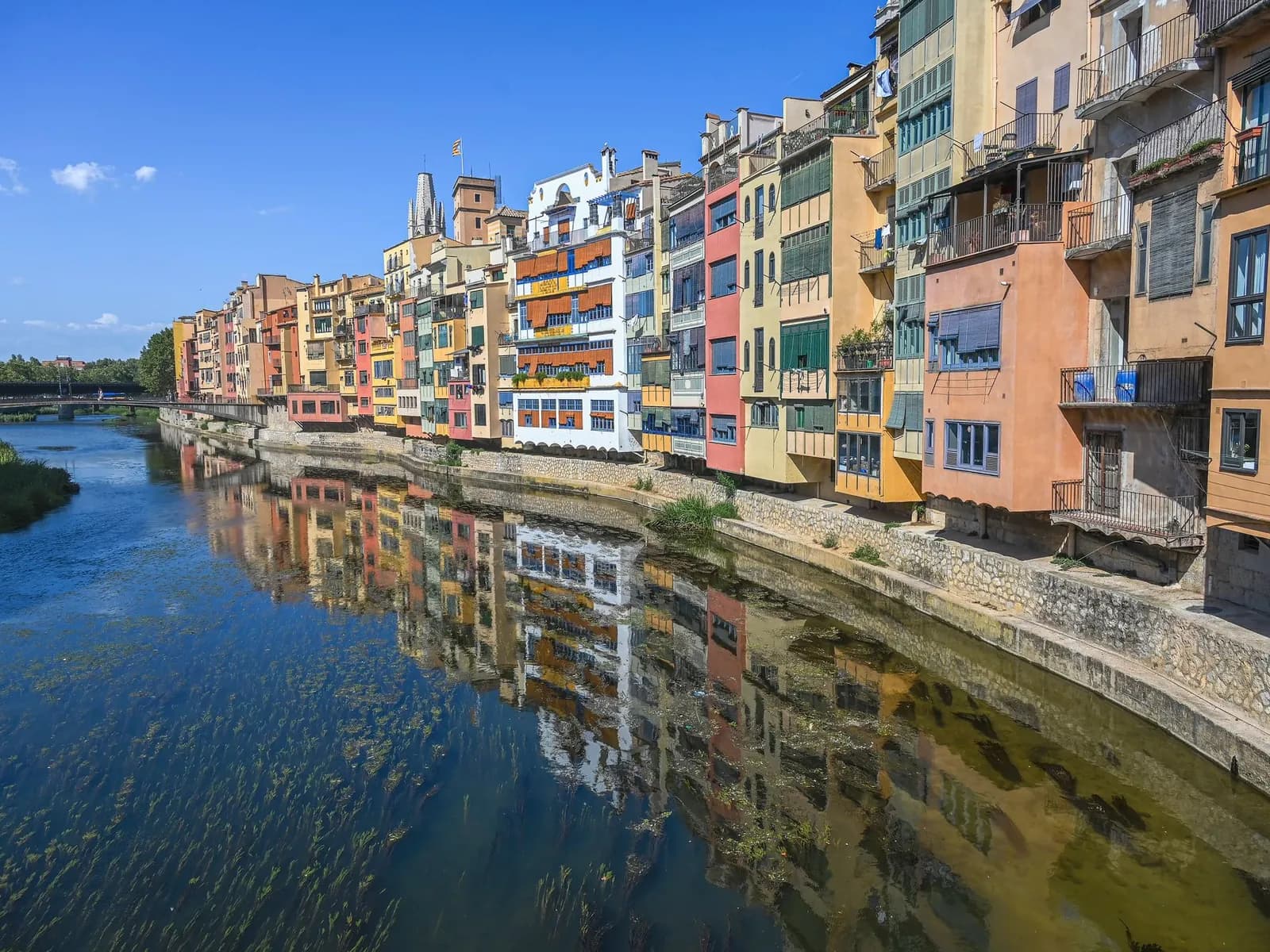 Casas de colores sobre el río Onyar en Girona