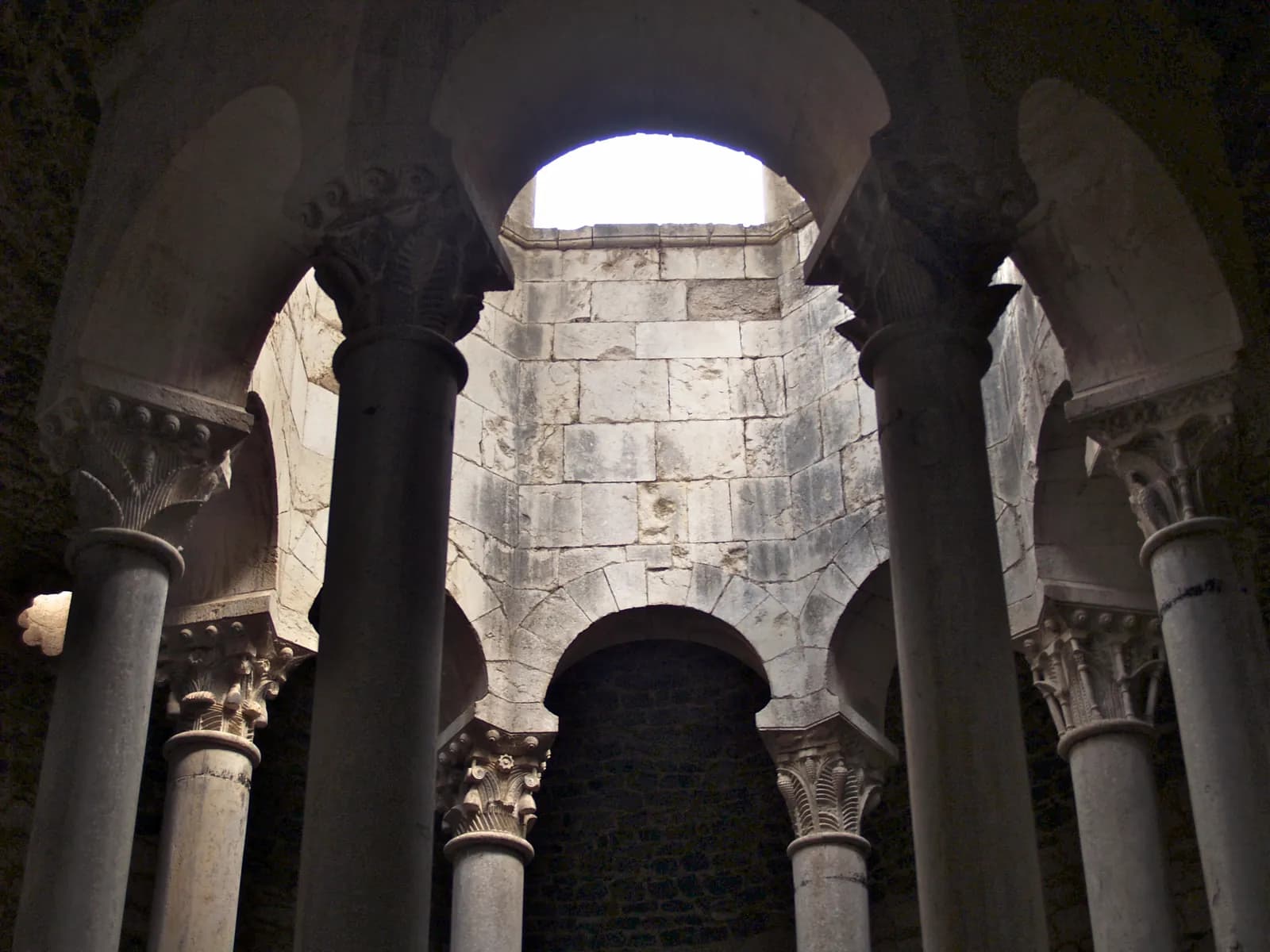 Columnas y cúpula de los Baños Árabes de Girona