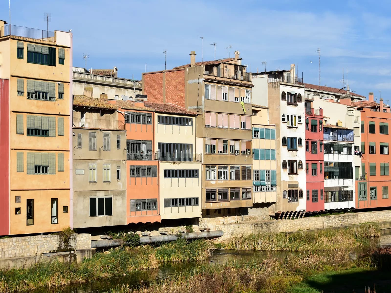 Casas de colores sobre el río Onyar en Girona
