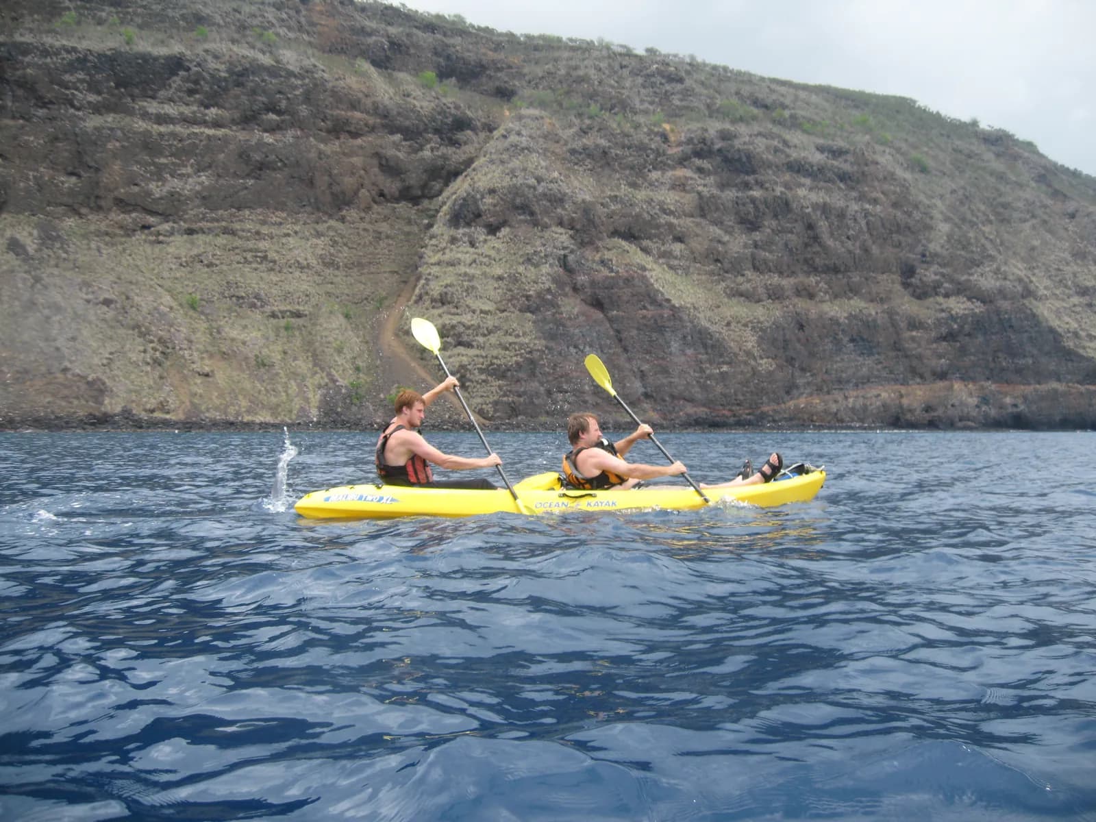 Kayak doble remando junto a los acantilados de la Costa Brava