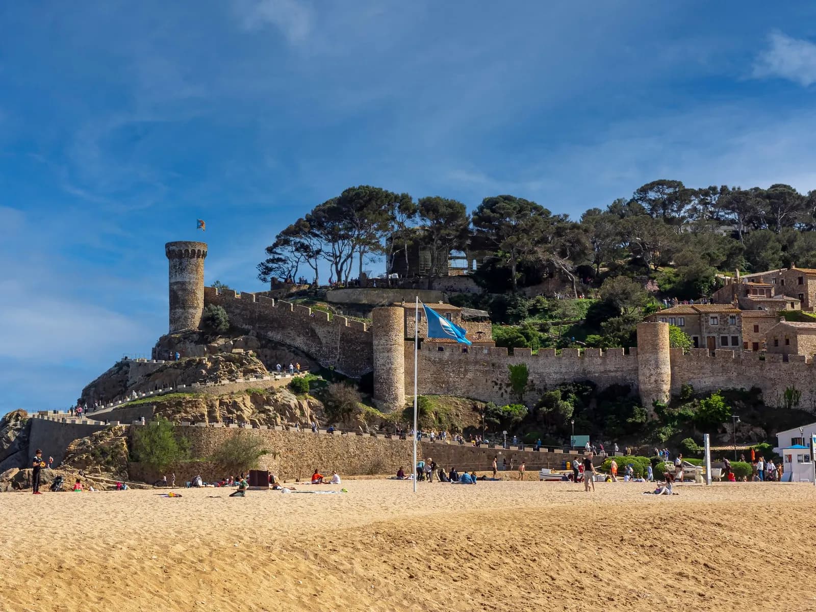 La Vila Vella de Tossa de Mar sobre la playa