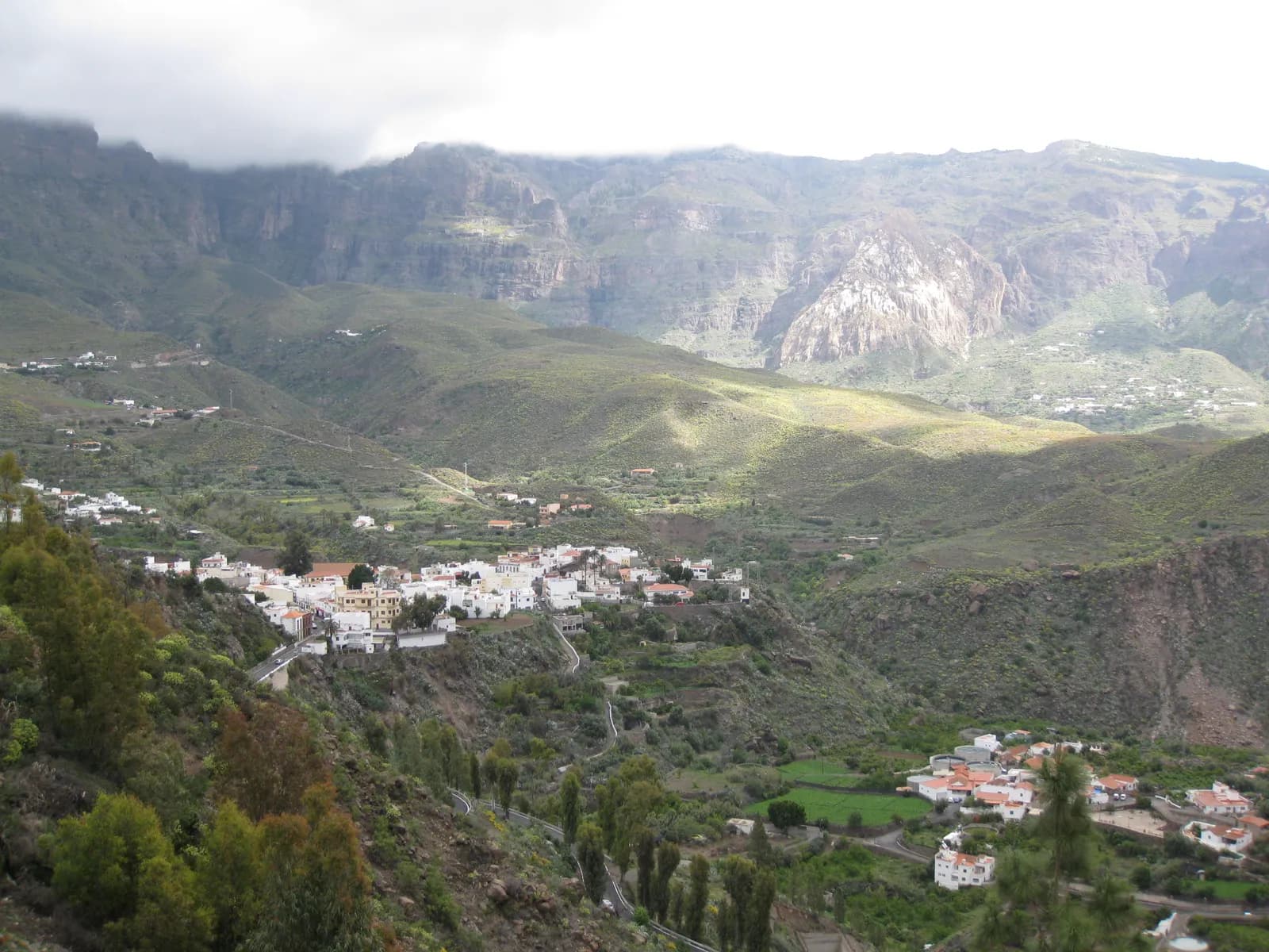 La caldera de Tirajana con sus pueblos en el fondo del valle