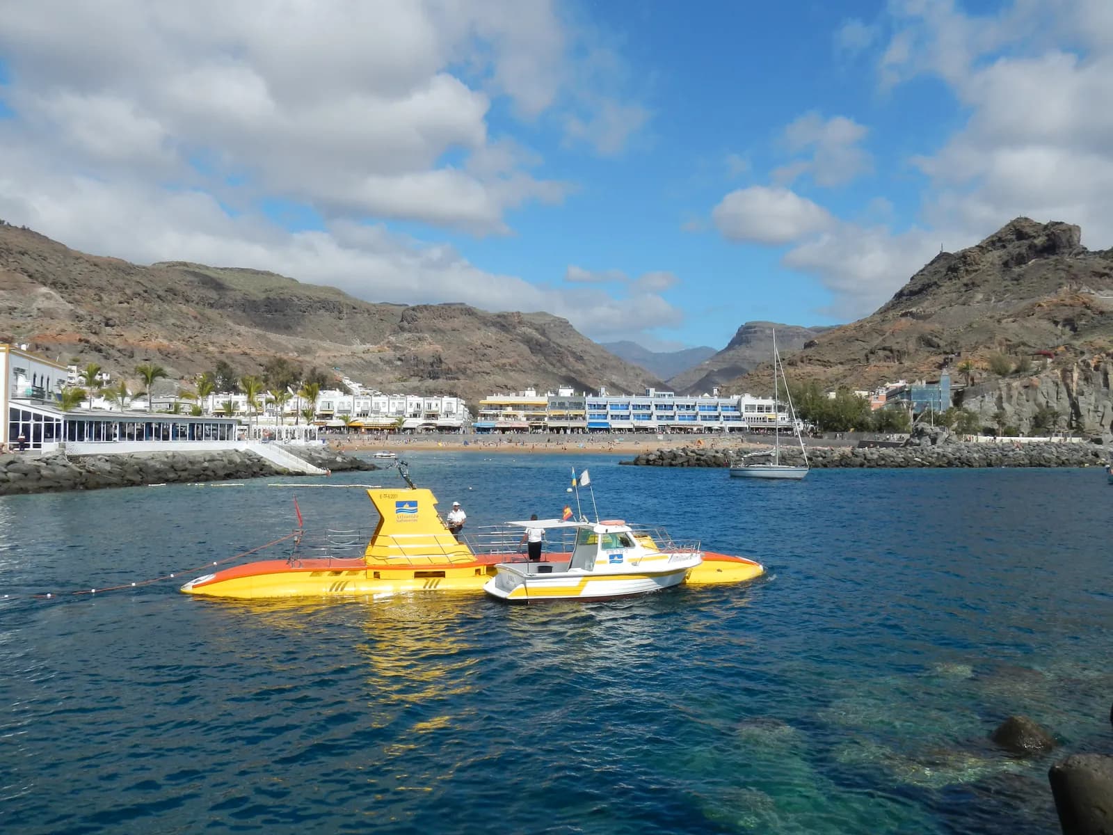 The yellow submarine sailing off Puerto de Mogán