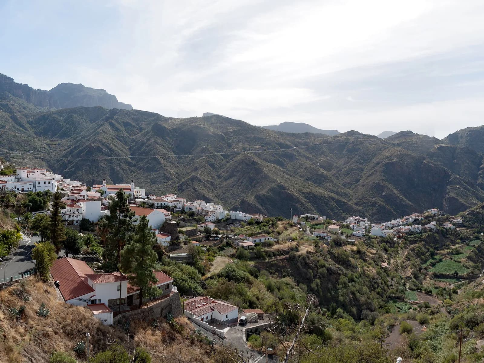 Tejeda con el Roque Nublo y el Roque Bentayga en el horizonte