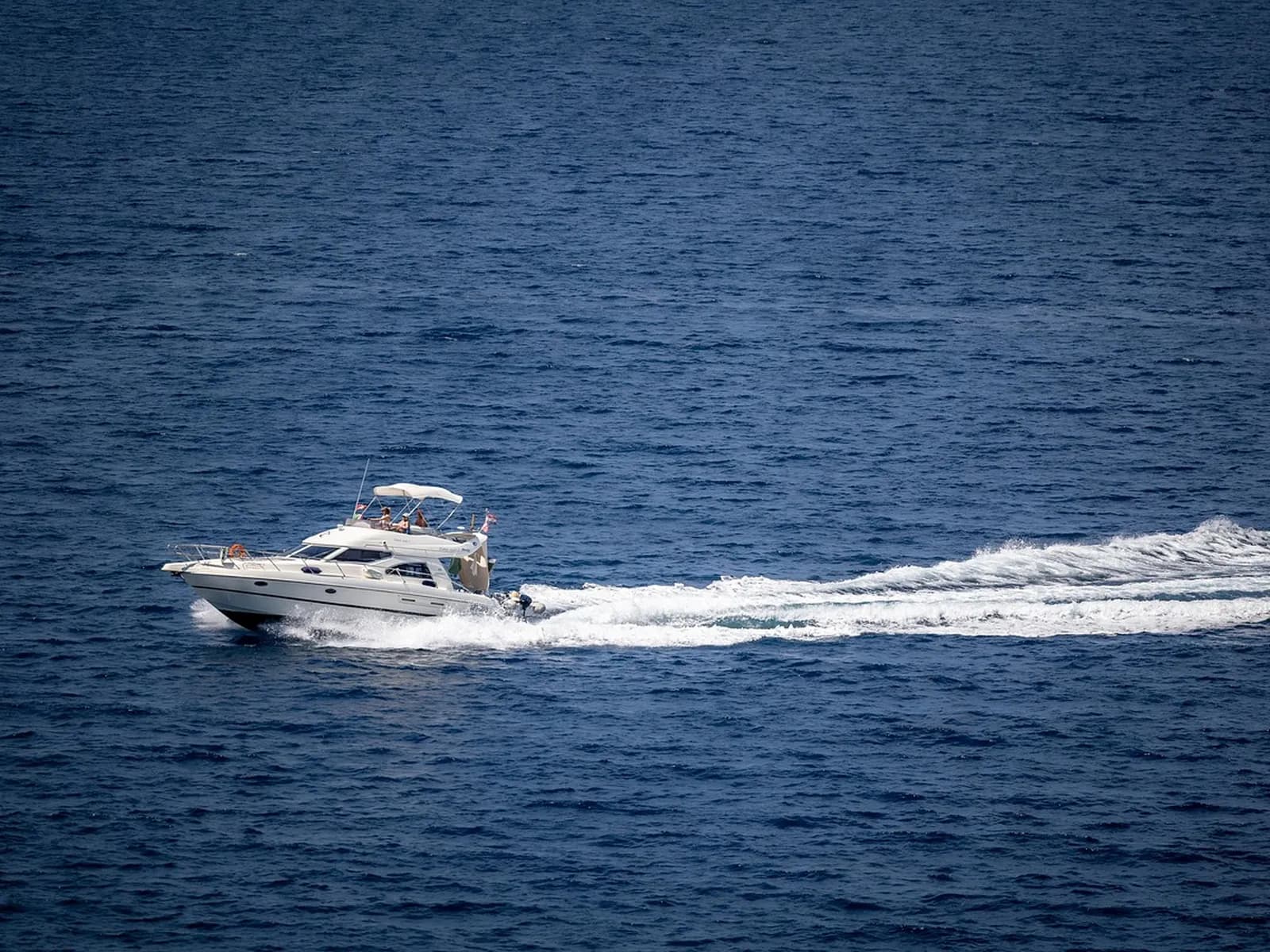 Yate a motor navegando en mar abierto