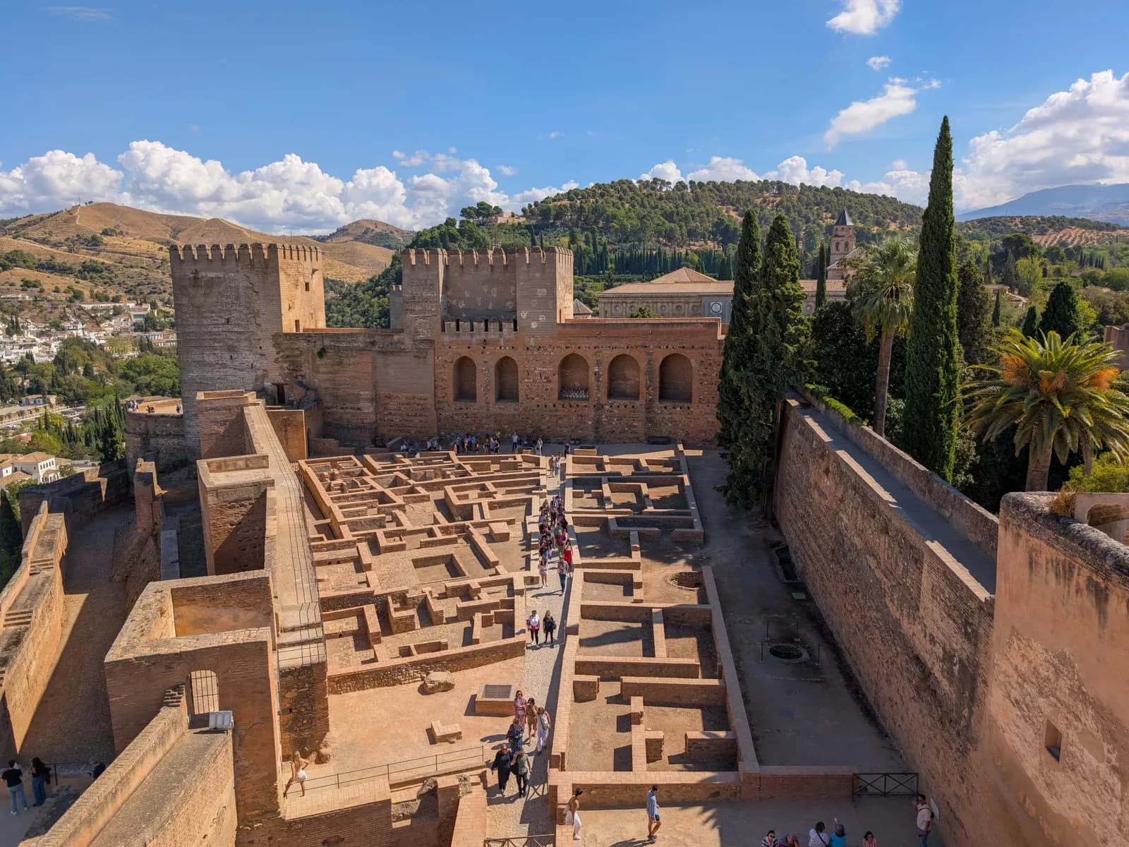 La Alhambra de Granada iluminada al anochecer