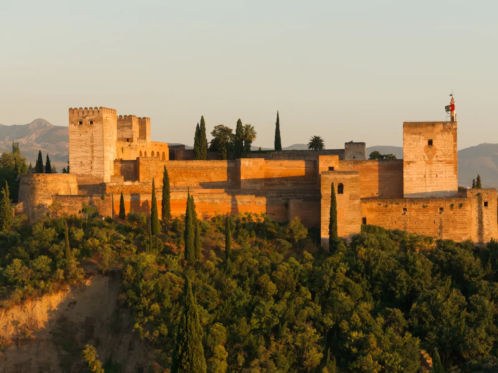 La Alcazaba de la Alhambra al atardecer sobre Granada