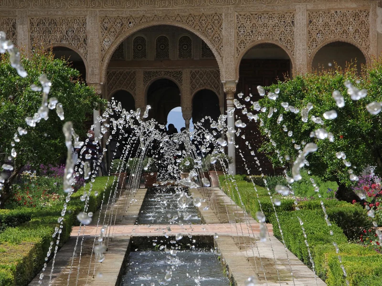 Patio con agua y vegetación en el Generalife de la Alhambra