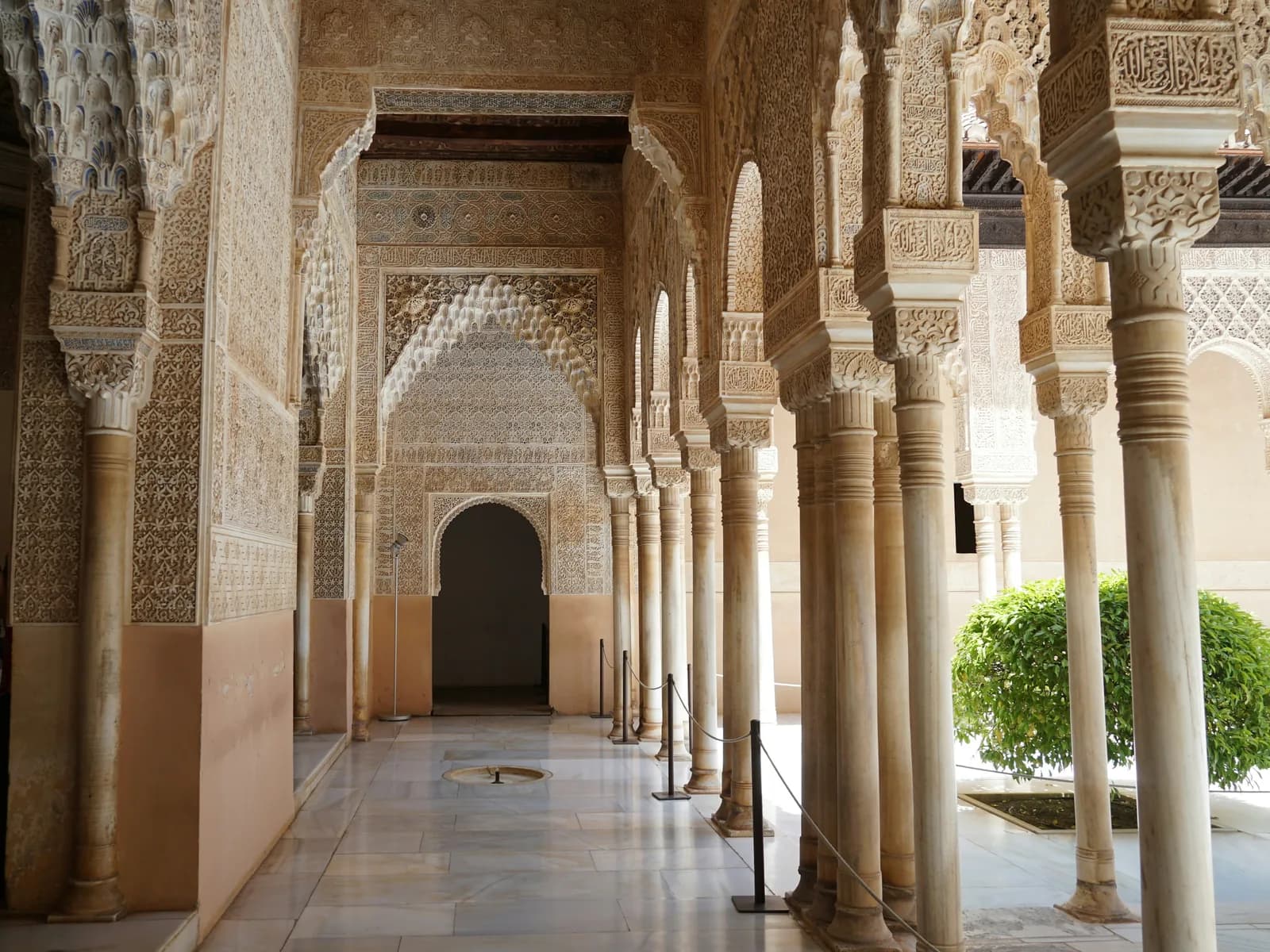 Patio de la Alhambra con su columnata y arcos reflejados en el agua