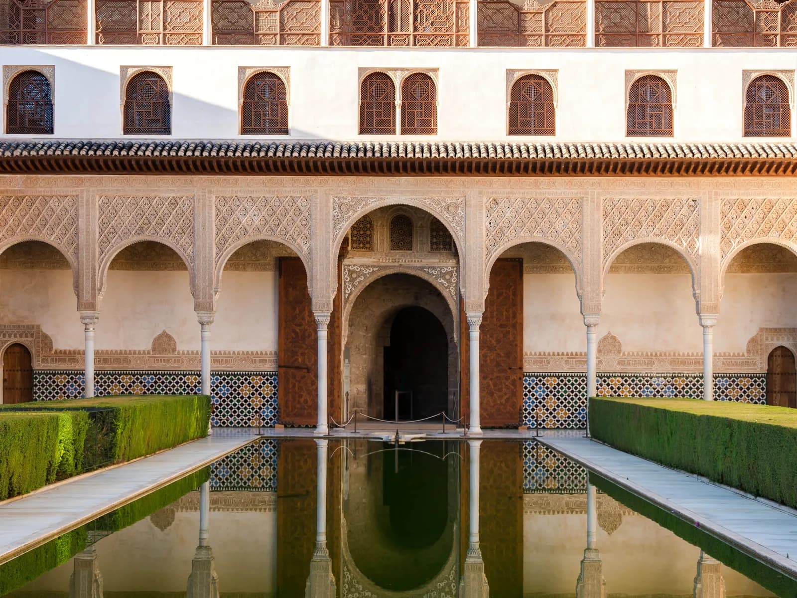 Fotografía aérea de la Alhambra de Granada con sus muros y torres de piedra marrón