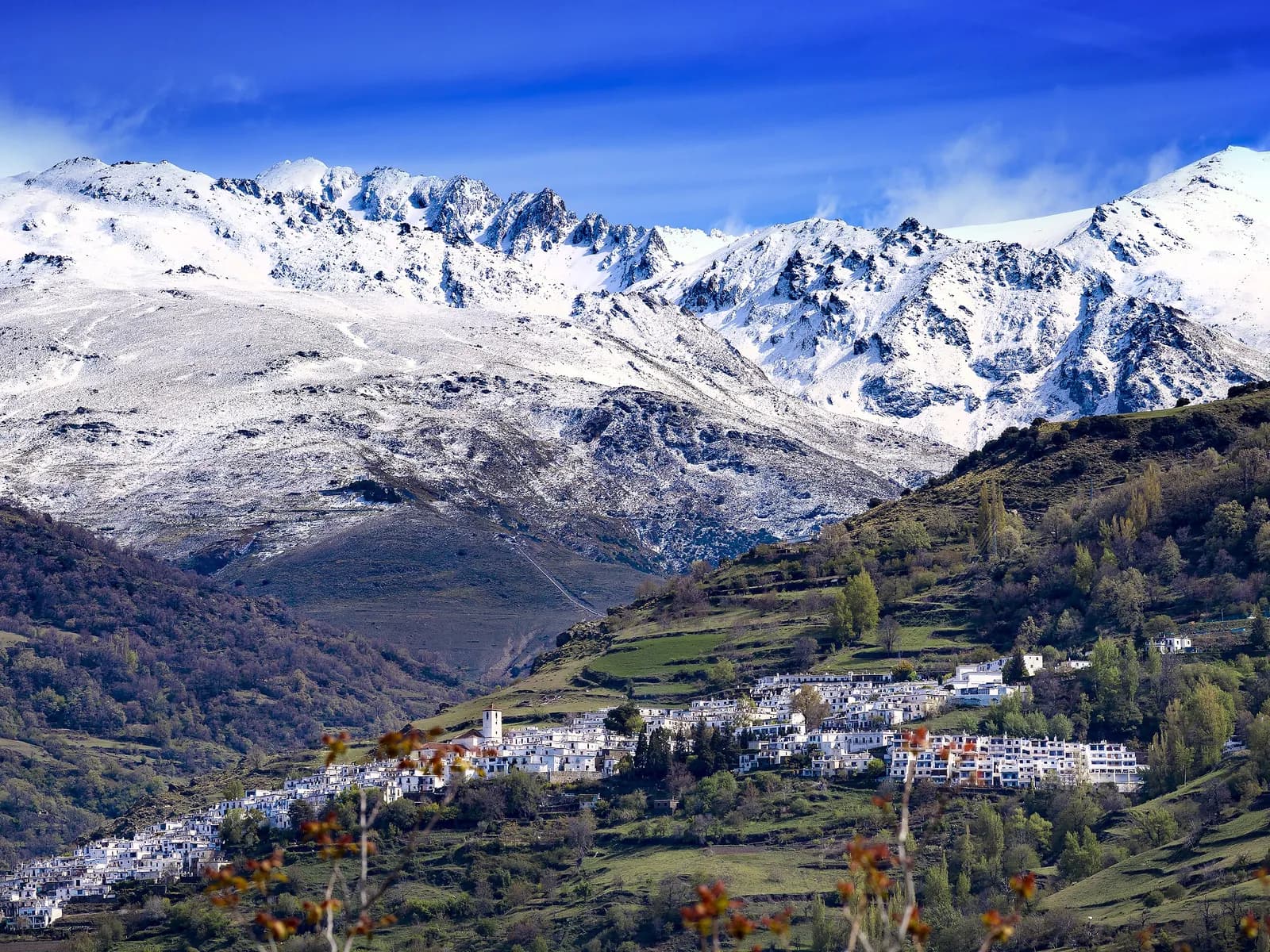 Sierra Nevada nevada sobre los pueblos de la Alpujarra
