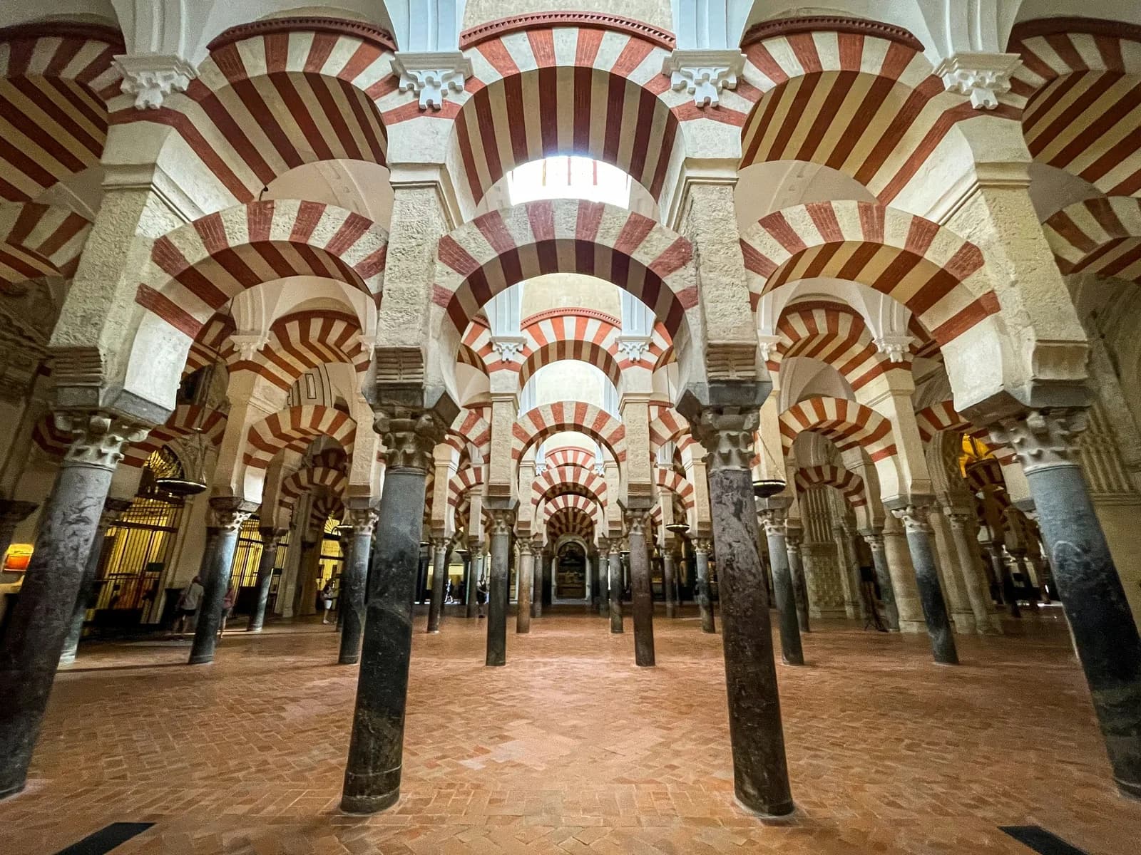 Arcos bicolores y columnas de la Mezquita-Catedral de Córdoba