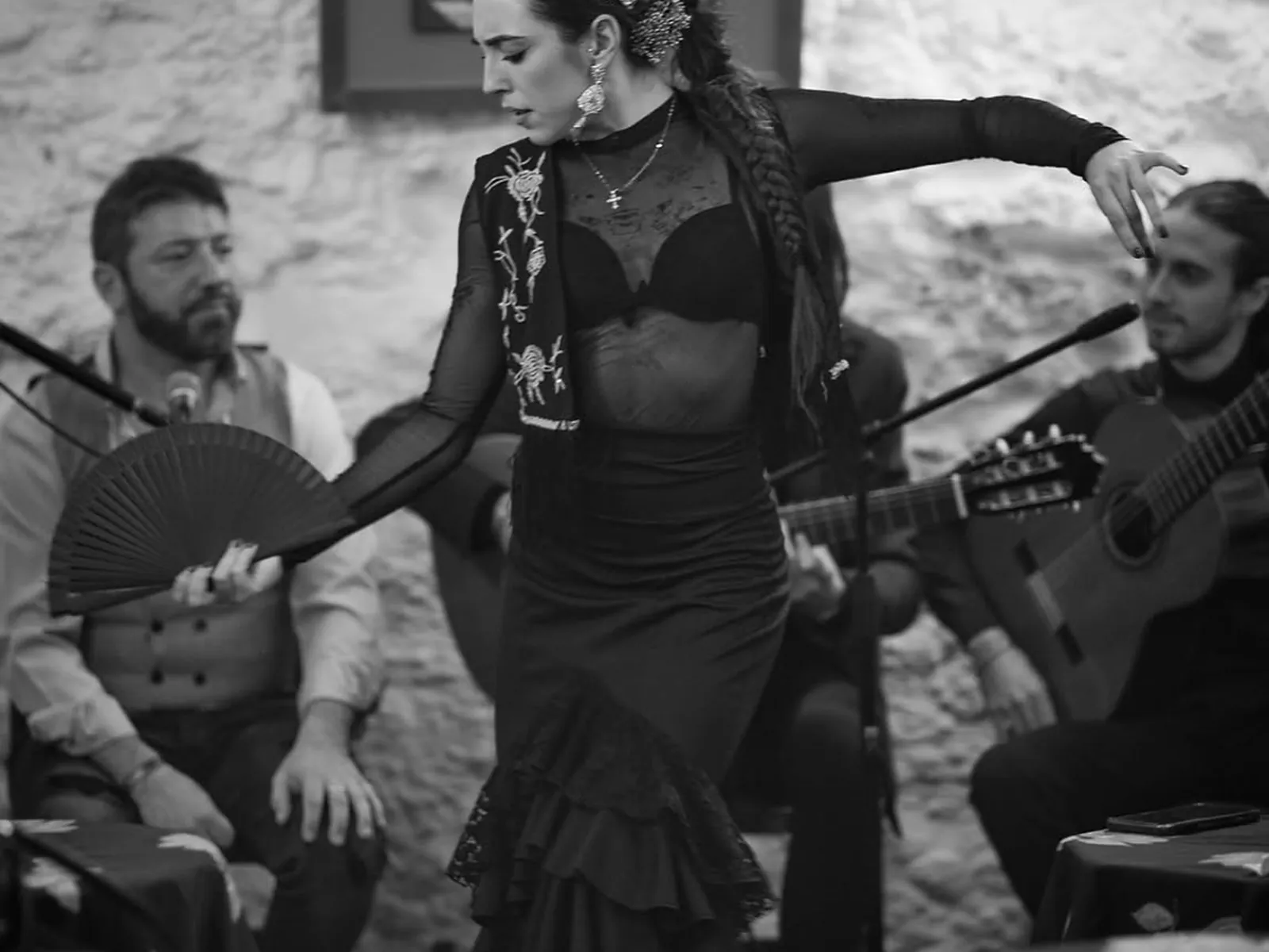 Bailaora y cuadro en la Cueva La Faraona, en blanco y negro