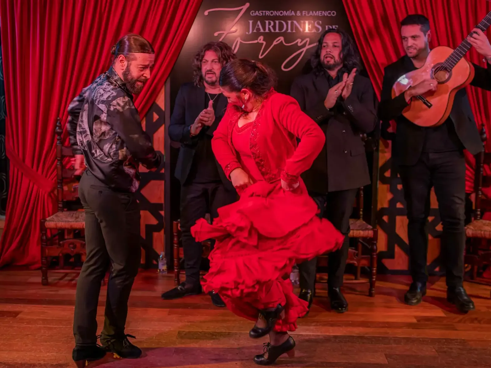 Bailaora de rojo en el escenario de Jardines de Zoraya