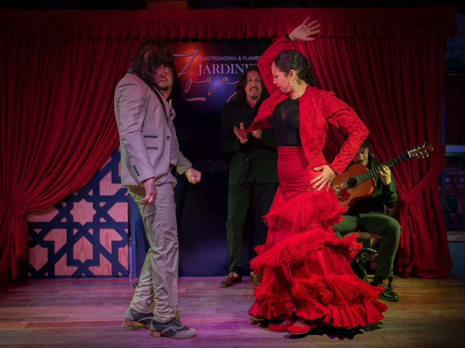 Pareja de baile en el escenario de Jardines de Zoraya