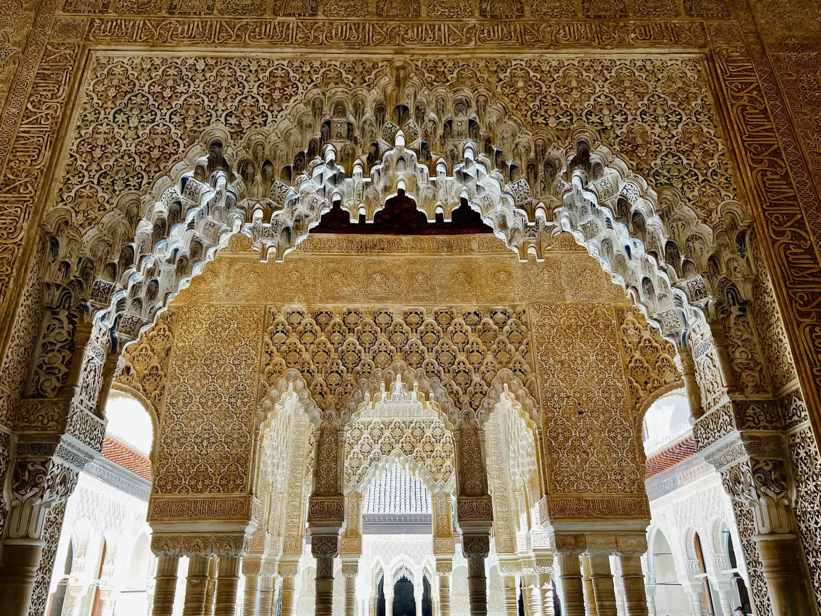 Techo de madera artesonado en los Palacios Nazaries de la Alhambra