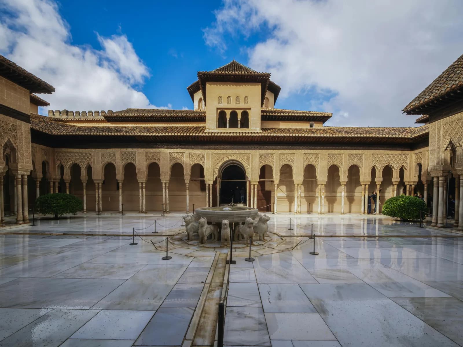Patio de los Leones en los Palacios Nazaríes