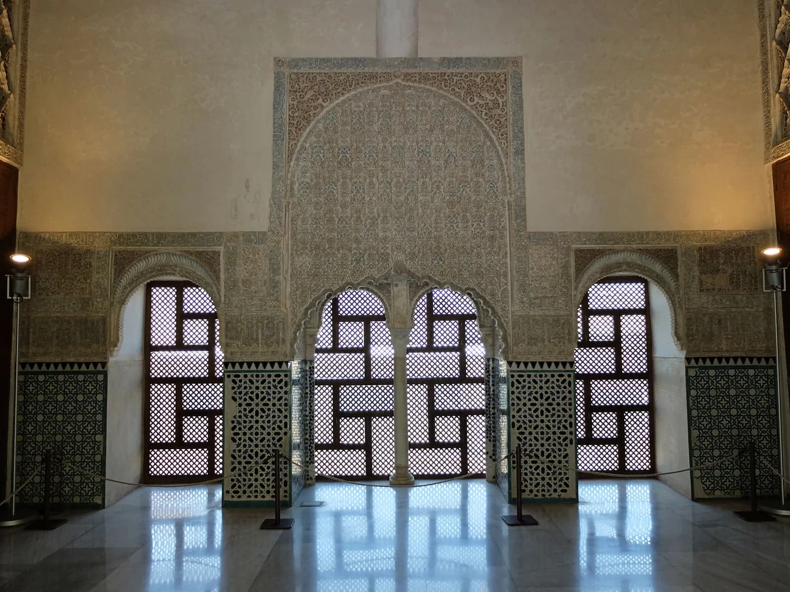 Interior de la qubba del Cuarto Real de Santo Domingo con yeserías y celosías nazaríes