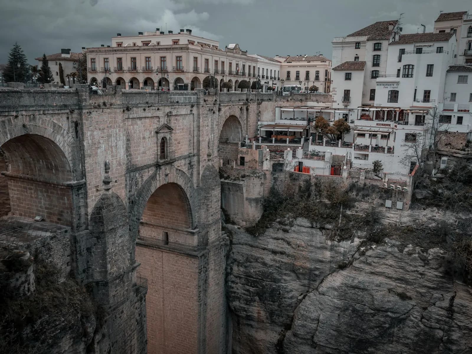 Puente Nuevo de Ronda y las casas sobre el Tajo