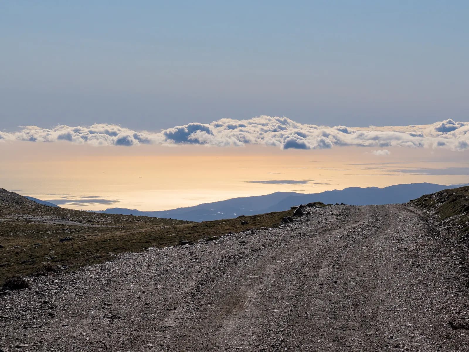 Pista de alta montaña de Sierra Nevada con el mar de Alborán al fondo