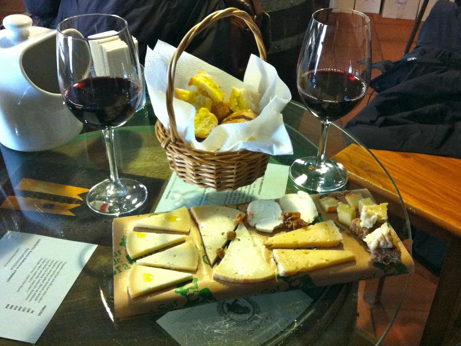 Tapas con vino en Granada