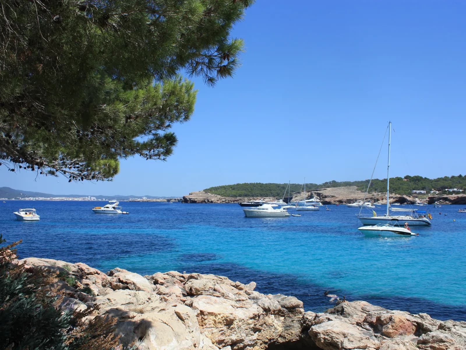 Cala Bassa con barcos fondeados