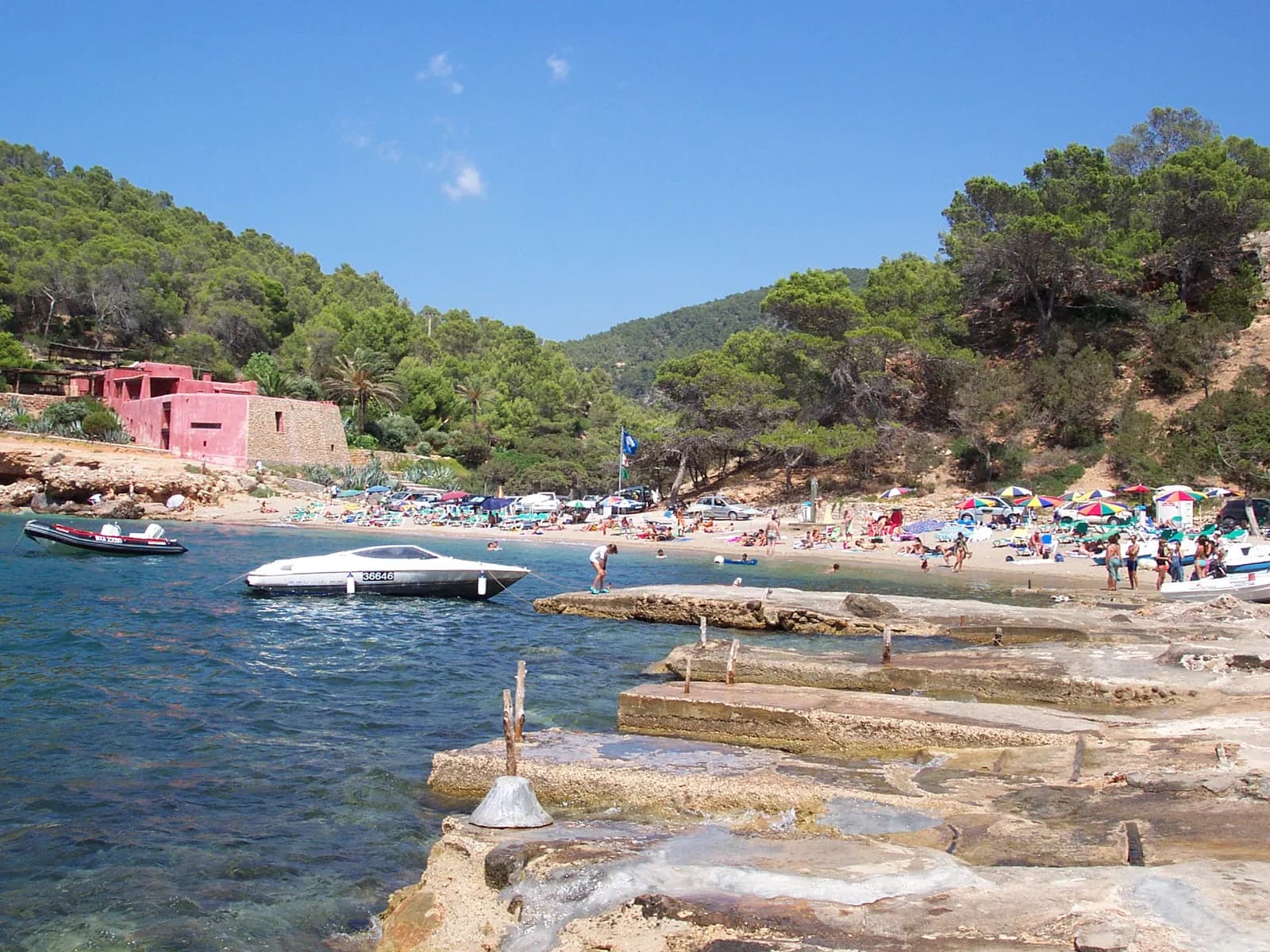 Barcos amarrados junto a las rocas de Cala Salada, cerca de Sant Antoni