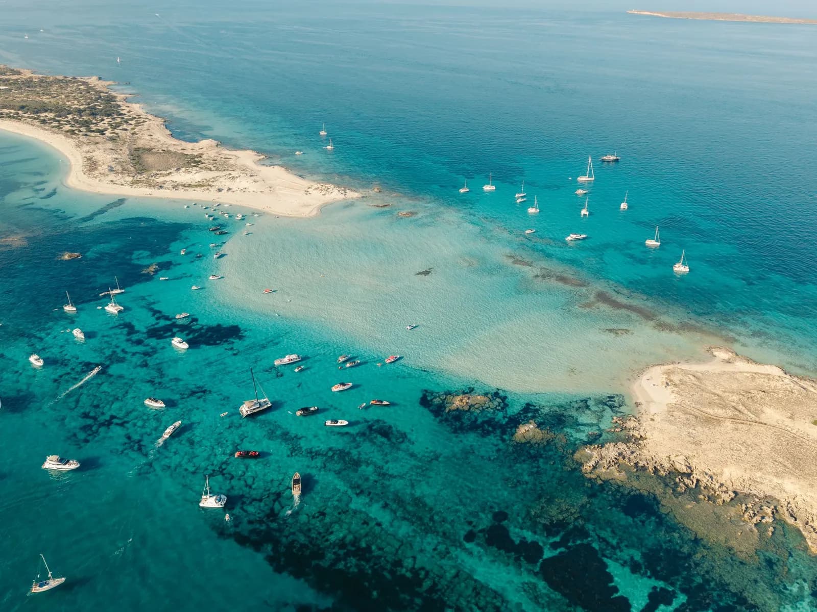Barcos fondeados entre Espalmador y Ses Illetes, en Formentera