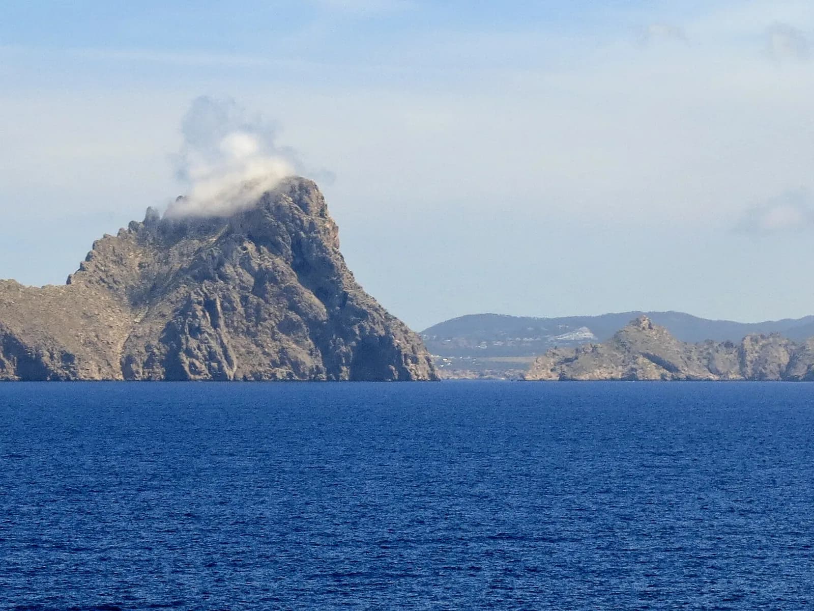 Es Vedrà y Es Vedranell desde el mar