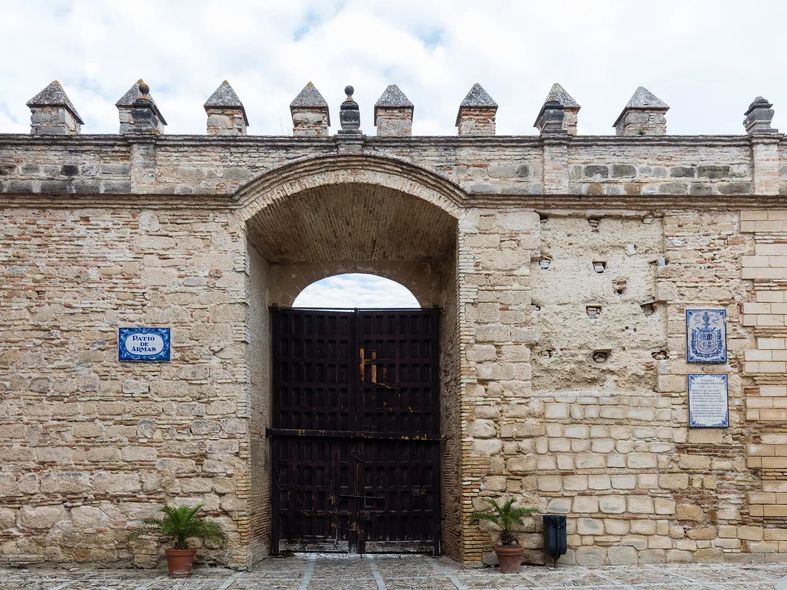 Puerta de entrada al Alcázar de Jerez en la muralla almohade