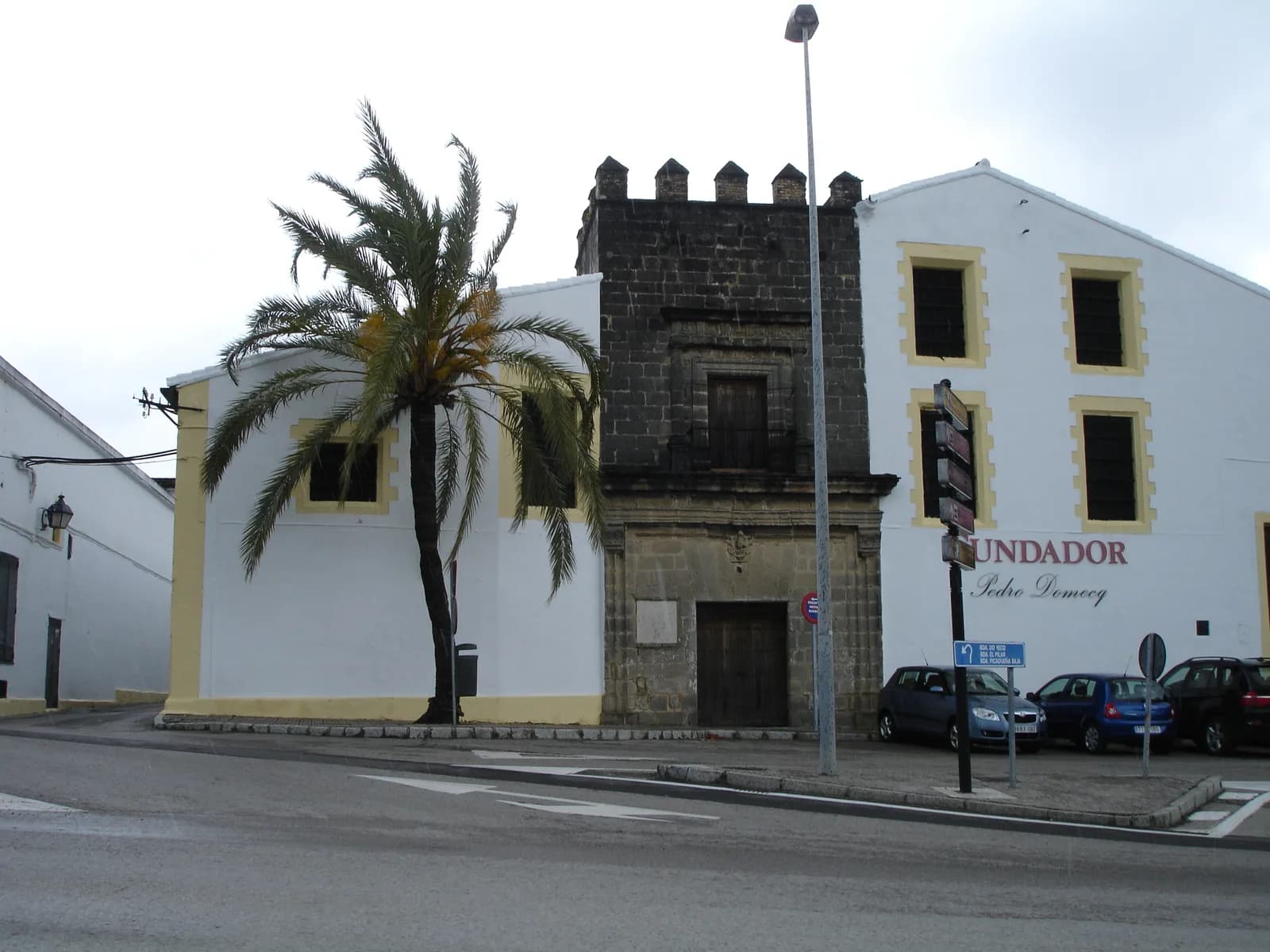 Torre y fachada de una bodega de Jerez