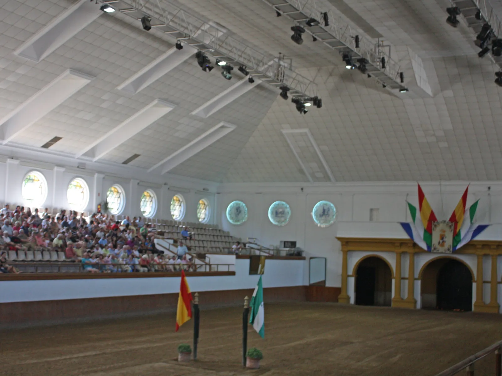 Picadero cubierto de la Real Escuela Andaluza del Arte Ecuestre con público en las gradas