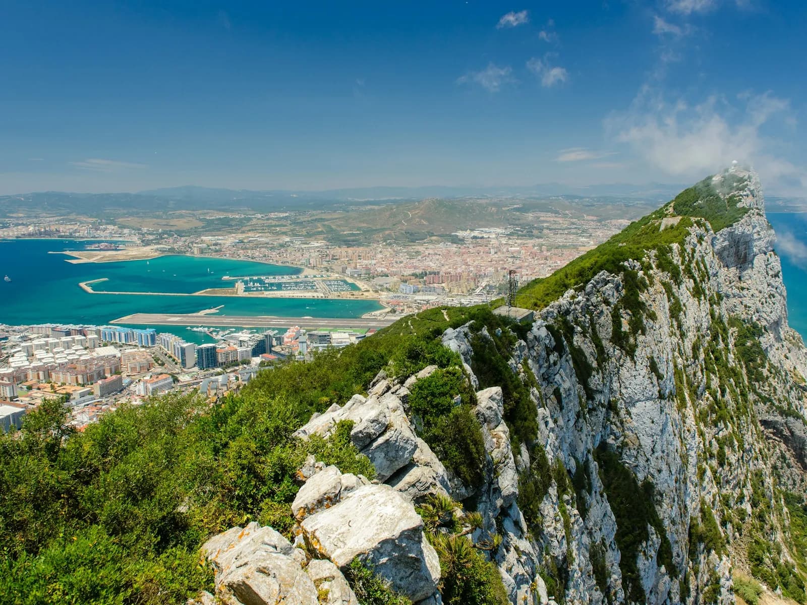 Vista desde lo alto del Peñón de Gibraltar sobre la bahía