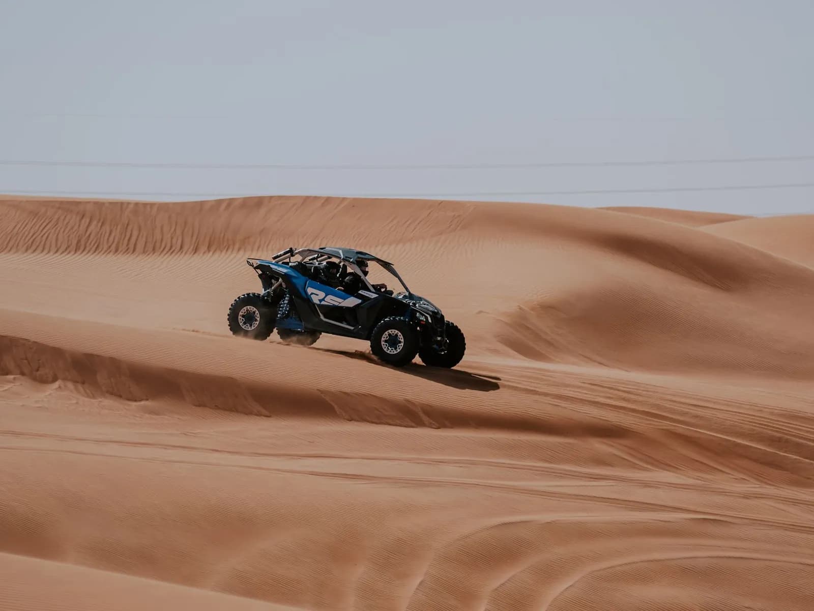 Buggy circulando por una pista de arena
